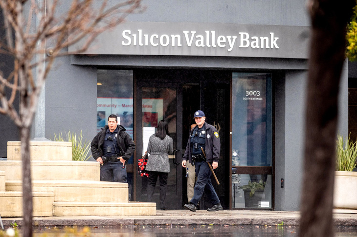 Cảnh sát có mặt tại trụ sở Ngân hàng Silicon Valley (SVB) ở TP Santa Clara, bang California, Mỹ vào ngày 10-3 - Ảnh: AFP