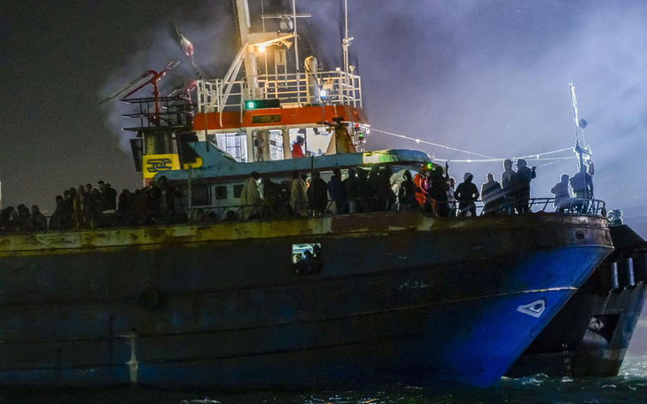 Giải cứu ba thuyền, đưa hơn 1.000 người di cư vào bờ ở Ý