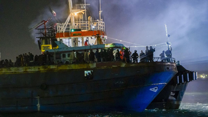 Giải cứu ba thuyền, đưa hơn 1.000 người di cư vào bờ ở Ý - Ảnh 1.