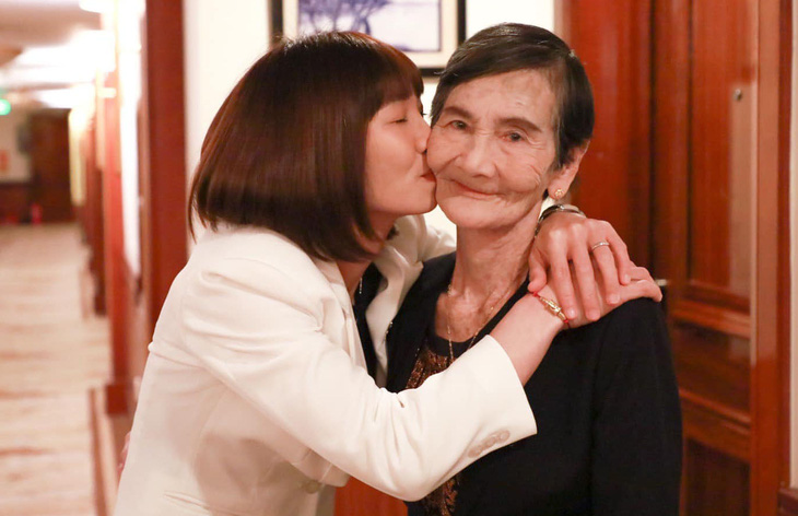 Thùy Trang ôm chầm và dành những nụ hôn cho mẹ ở gala trao giải &quot;Quả bóng vàng Việt Nam 2022&quot; - Ảnh: NVCC