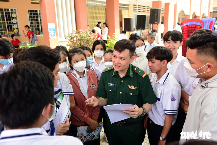 Thiếu tá Phạm Văn Nam - trợ lý tuyển sinh Học viện Biên phòng - tư vấn cho học sinh về khối ngành quân đội trong chương trình chiều 11-3 - Ảnh: D.P