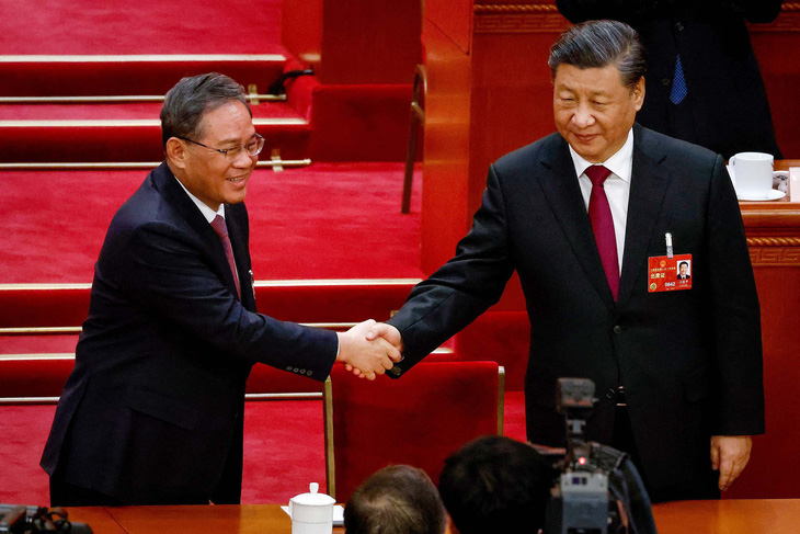 Chủ tịch Trung Quốc Tập Cận Bình (phải) bắt tay ông Lý Cường - tân thủ tướng Trung Quốc - trong phiên họp toàn thể thứ 3 của Quốc hội Trung Quốc tại Đại lễ đường nhân dân ở thủ đô Bắc Kinh, Trung Quốc, vào ngày 10-3-2023 - Ảnh: REUTERS