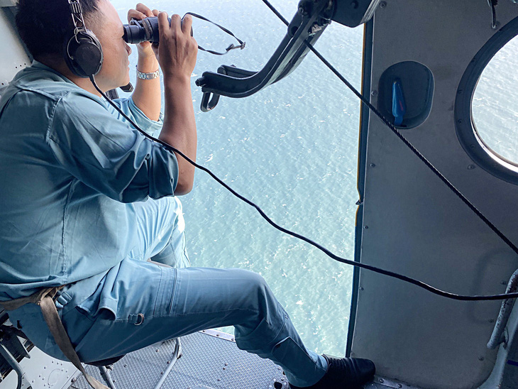 Tổ bay trực thăng Mi-171 hỗ trợ tìm kiếm các thuyền viên sà lan LA-05923 gặp nạn ở vùng biển đảo Phú Quý, Bình Thuận - Ảnh: Quân chủng Phòng không - Không quân