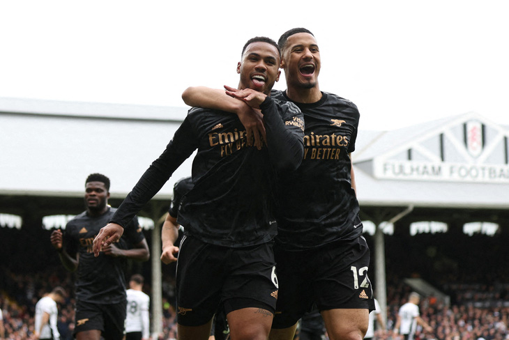 Thắng đậm Fulham, Arsenal giữ vững ngôi đầu - Ảnh 1.