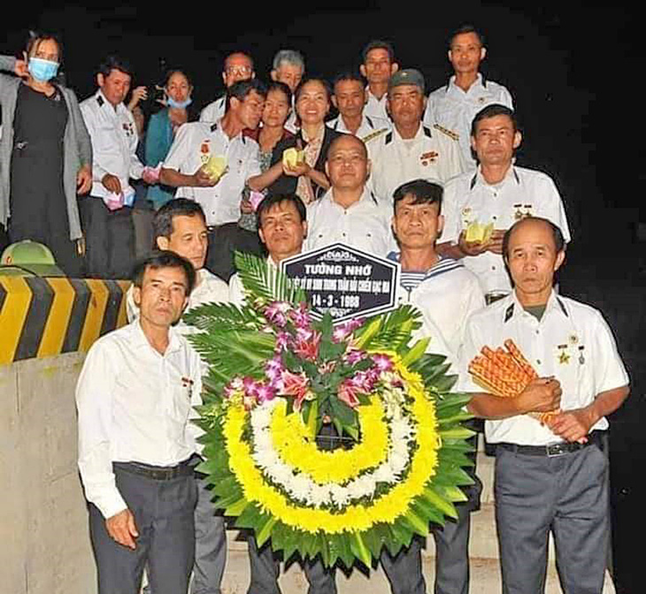 Ông Bình và ông Sơn hội ngộ cùng đồng đội trong lễ tưởng niệm Gạc Ma - Ảnh: NVCC