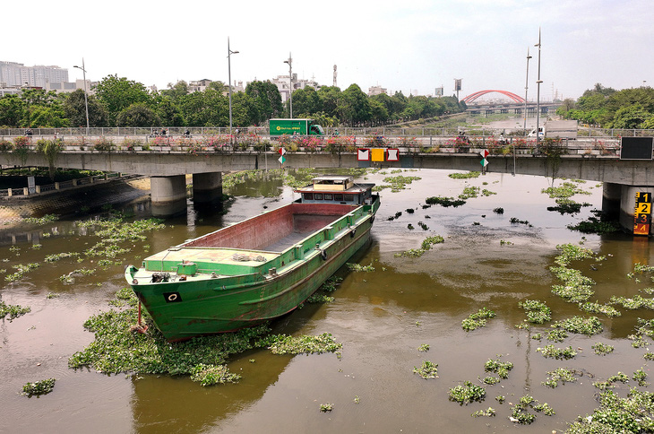 Cầu Kinh Thanh Đa (quận Bình Thạnh, TP.HCM) có độ tĩnh không thấp nên các phương tiện giao thông đường thủy phụ thuộc vào dòng chảy thủy triều, ảnh chụp ngày 13-3 - Ảnh: THANH TRÍ