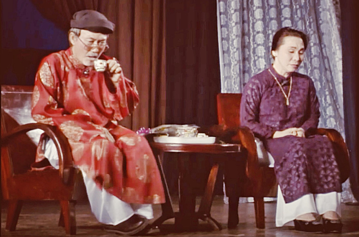 Nghệ sĩ Diệp Lang và nghệ sĩ Bạch Tuyết trong vở Đời cô Lựu - Ảnh chụp màn hình