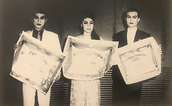 Nghệ sĩ Lệ Thủy và Thanh Sang nhận giải Thanh Tâm năm 1964, năm đó nghệ sĩ Diệp Lang (bìa phải) nhận bằng danh dự của giải. Ông đã đoạt giải Thanh Tâm năm 1963 - Ảnh: NVCC