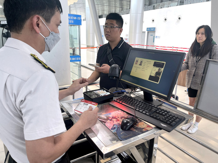 Hành khách đi máy bay ngày 13-3 được nhận diện khuôn mặt qua hệ thống đang thí điểm tại sân bay Cát Bi - Ảnh: B.Q.