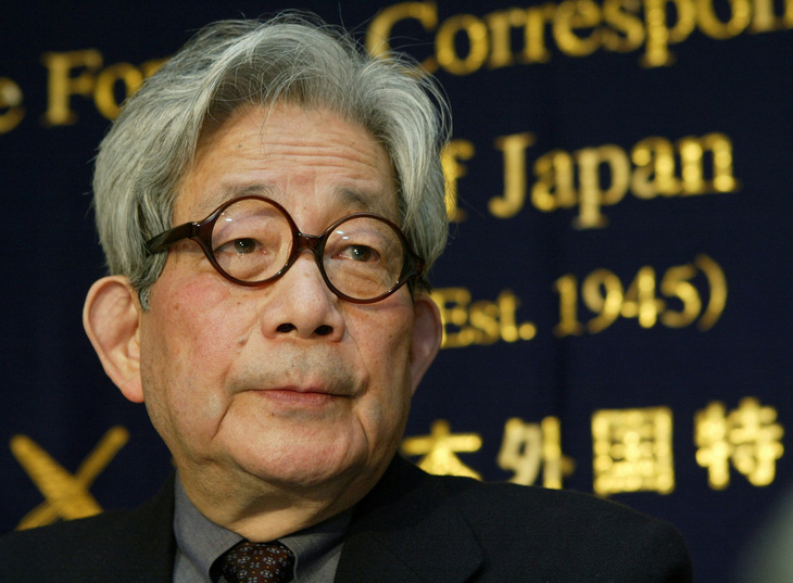 Tác giả Nobel văn chương Kenzaburo Oe qua đời - Ảnh 1.