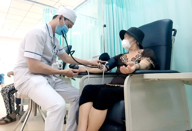 Người dân đến Bệnh viện Ung bướu (TP.HCM) để thăm khám, tầm soát, điều trị - Ảnh: THU HIẾN