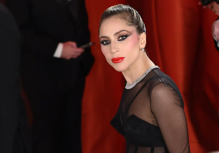 Lady Gaga gây sốt với chiếc váy hở vòng 3, đỡ nhiếp ảnh gia bị ngã ở Oscar 2023 - Ảnh 6.