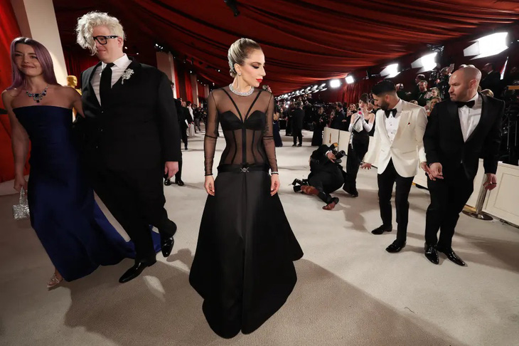Lady Gaga gây sốt với chiếc váy hở vòng 3, đỡ nhiếp ảnh gia bị ngã ở Oscar 2023 - Ảnh 4.