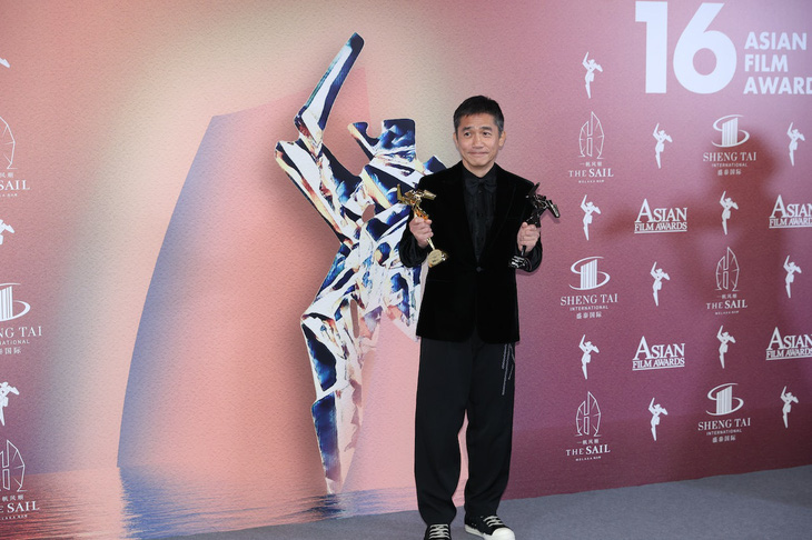 Lương Triều Vỹ tay trong tay Lưu Gia Linh, nhận cú đúp tại Giải thưởng Điện ảnh châu Á - Ảnh 3.