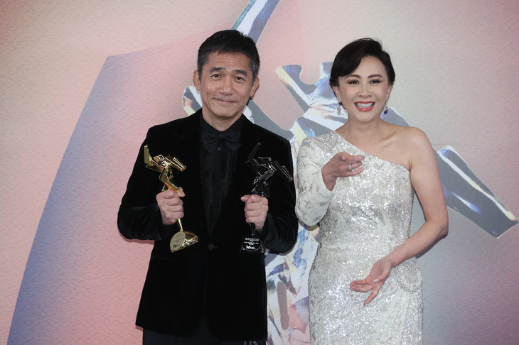 Lương Triều Vỹ tay trong tay Lưu Gia Linh, nhận cú đúp tại Giải thưởng Điện ảnh châu Á - Ảnh 5.