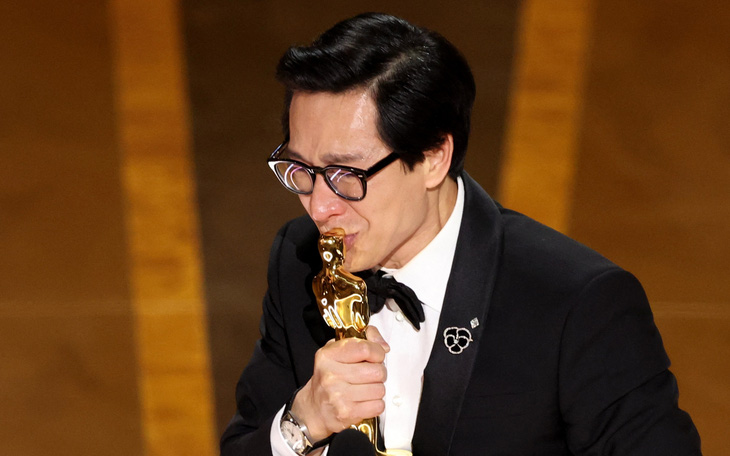 Oscar 2023: Quan Kế Huy giành giải Nam diễn viên phụ xuất sắc nhất