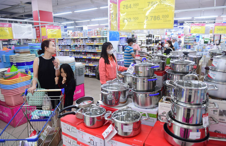 Khách hàng chọn mua đồ dùng nhà bếp khuyến mãi tại siêu thị Co.opmart Cống Quỳnh, quận 1, TP.HCM - Ảnh: QUANG ĐỊNH