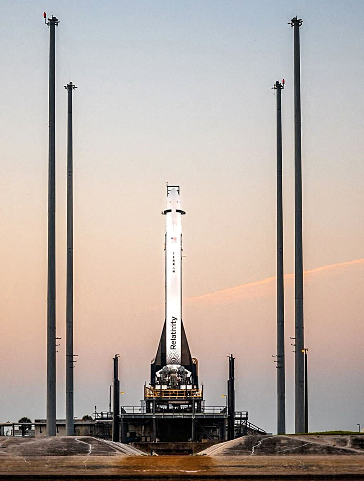 Tên lửa Terran 1 đã lên bệ phóng nhưng ba lần bị hoãn phút chót - Ảnh: Reuters
