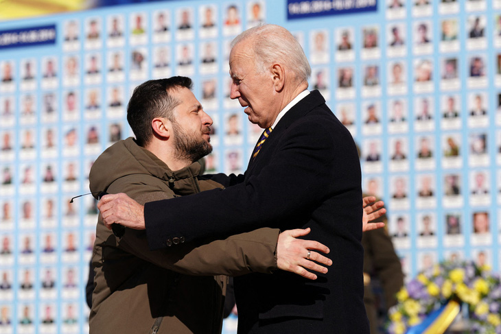 Tổng thống Ukraine Volodymyr Zelensky (trái) và Tổng thống Mỹ Joe Biden gặp nhau tại thủ đô Kiev, Ukraine, vào ngày 20-2-2023 - Ảnh: AFP