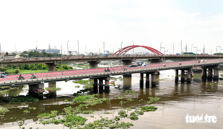Cầu Bình Triệu 1 nối quận Bình Thạnh và TP Thủ Đức có độ tĩnh không thông thuyền rất thấp, hạn chế tàu thuyền lưu thông, ảnh chụp ngày 13-3 - Ảnh: THANH TRÍ