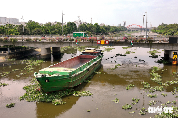 Cầu Kinh Thanh Đa (quận Bình Thạnh, TP.HCM) có độ tĩnh không thấp nên các phương tiện giao thông đường thủy phụ thuộc vào dòng chảy thủy triều, ảnh chụp ngày 13-3 - Ảnh: THANH TRÍ