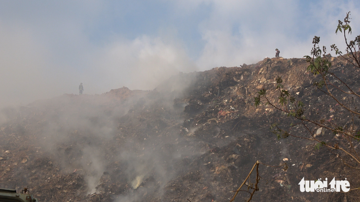 Bãi rác Cam Ly cháy không ngừng, khói độc phát tán vào trung tâm Đà Lạt - Ảnh 1.