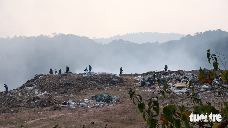 Bãi rác Cam Ly cháy không ngừng, khói độc phát tán vào trung tâm Đà Lạt - Ảnh 4.