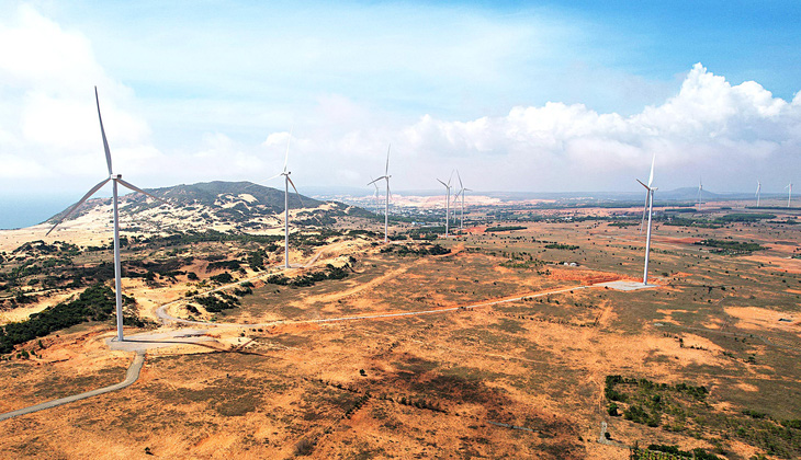 Một dự án điện gió tại Bình Thuận mới hòa lưới một phần nên chưa thể vận hành toàn bộ tuốc bin - Ảnh: NGỌC HIỂN
