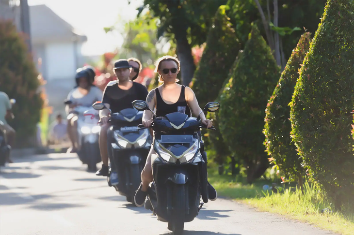 Khách nước ngoài sắp bị cấm chạy xe máy ở Bali vì phạm luật quá nhiều - Ảnh 1.