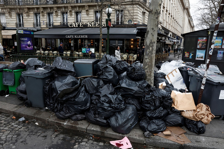 Do đình công, phân nửa số quận của thủ đô Paris thơ mộng của nước Pháp giờ ngập chìm trong rác sinh hoạt. Các công nhân vệ sinh đồng lòng không đi làm cả chục ngày qua để chống cải cách hưu trí - Ảnh: REUTERS