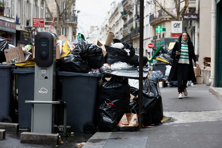 Rác dựng như chiến hào ở Paris - Ảnh 4.