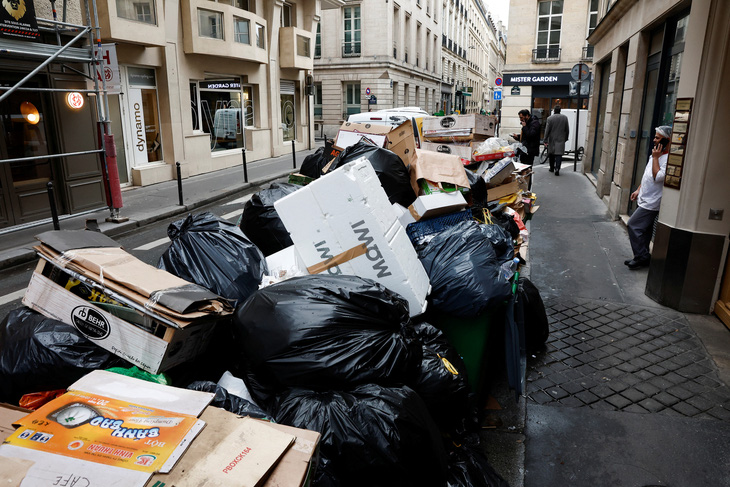 Rác dựng như chiến hào ở Paris - Ảnh 7.