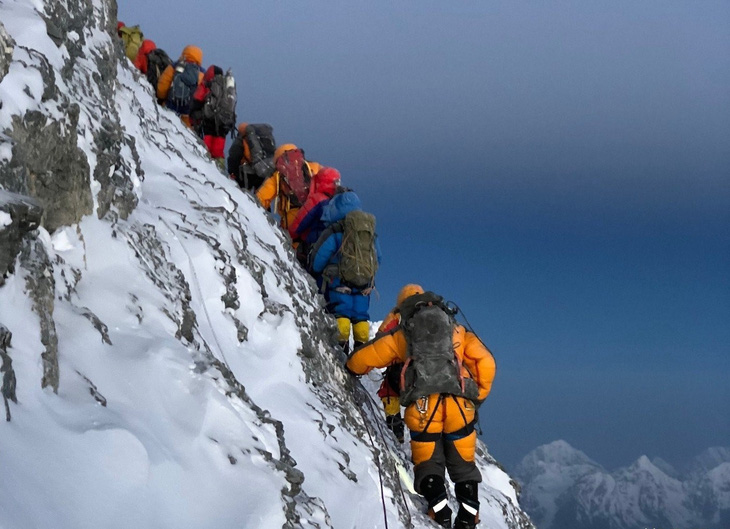 Những người leo núi trong hành trình chinh phục đỉnh Everest.Ảnh tư liệu: businessinsider.com