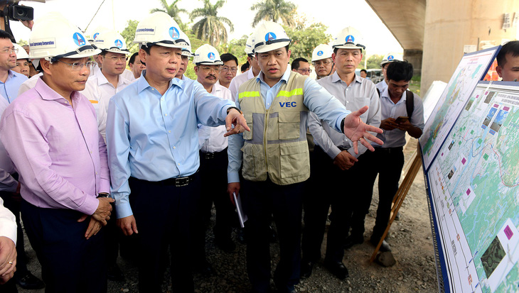 Phó thủ tướng Trần Hồng Hà kiểm tra công trường đường cao tốc Bến Lức - Long Thành (đoạn giao với quốc lộ 50, huyện Bình Chánh, TP.HCM) - Ảnh: Q.ĐỊNH