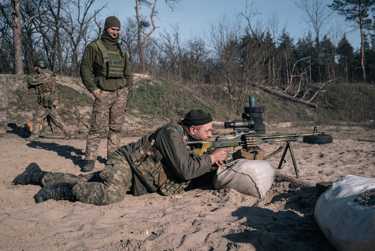 Ukraine thiếu cả đạn dược lẫn lính lão luyện - Ảnh 1.