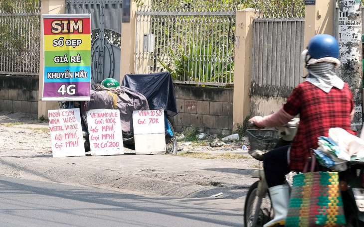 “SIM rác” không cần đăng ký chính chủ bày bán tràn lan trên đường Ung Văn Khiêm, phường 25, quận Bình Thạnh, TP.HCM (ảnh chụp trưa 13-3) - Ảnh: THANH TRÍ