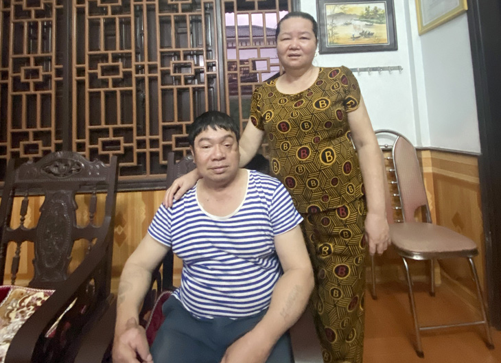 Thương binh ở Gạc Ma Nguyễn Văn Thống cùng người vợ yêu thương - Ảnh: B.D.