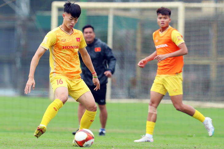Văn Trường tập luyện cùng U23 Việt Nam vào chiều 13-3 - Ảnh: HỮU TẤN