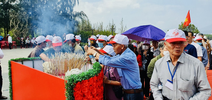 Hàng trăm người dâng hương tưởng niệm chiến sĩ Gạc Ma - Ảnh 2.