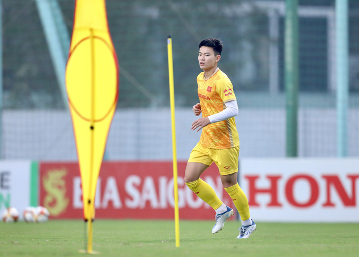 Ông Philippe Troussier gặp gỡ HLV U20 Việt Nam - Ảnh 1.