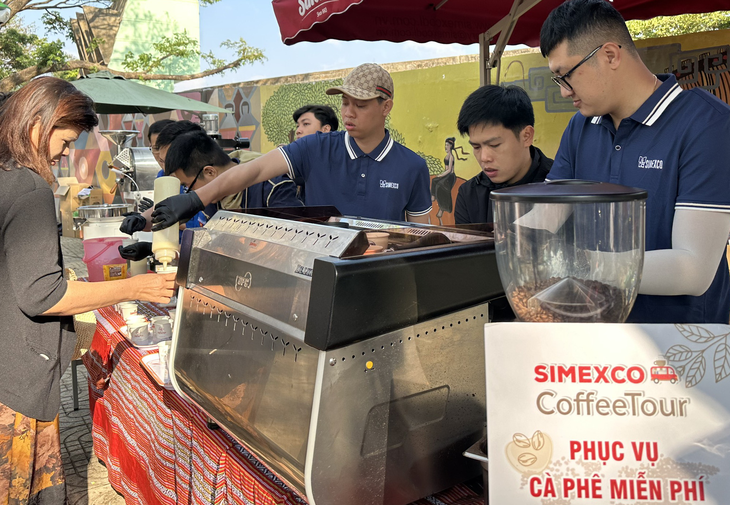 Người dân được phục vụ cà phê miễn phí trong dịp lễ hội - Ảnh: TRUNG TÂN
