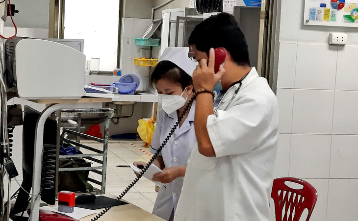 Các bác sĩ khoa cấp cứu Bệnh viện Nhân dân Gia Định (TP.HCM) đang trực đường dây nóng để tiếp nhận bệnh nhân - Ảnh: THU HIẾN