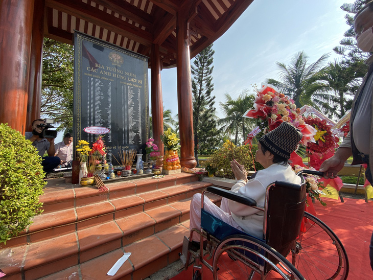 Mẹ Lê Thị Lan của liệt sĩ Nguyễn Hữu Lộc vẫn khóc nhớ con suốt 35 năm qua - Ảnh: B.D.