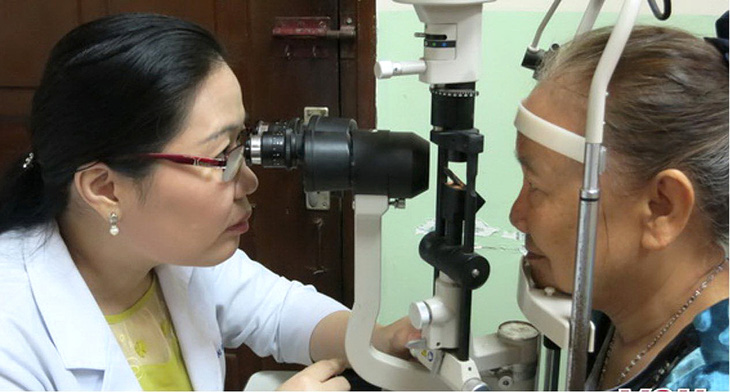 Bác sĩ đang khám mắt cho một bệnh nhân mắc bệnh cườm nước tại Bệnh viện Mắt TP.HCM - Ảnh: T.Tiên