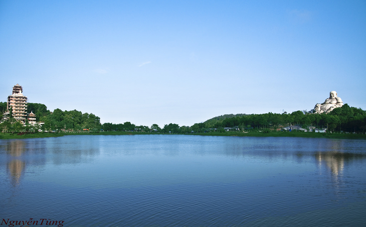 Hồ nước trời Thủy Liên tĩnh lặng buổi sớm mai- Ảnh: Phú Thọ
