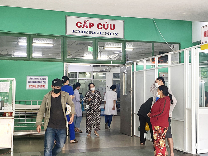 Trong những ngày qua khoa cấp cứu Bệnh viện Đà Nẵng liên tục có phụ huynh đến “tìm con” vì nhận các cuộc gọi lừa đảo - Ảnh: TRƯỜNG TRUNG