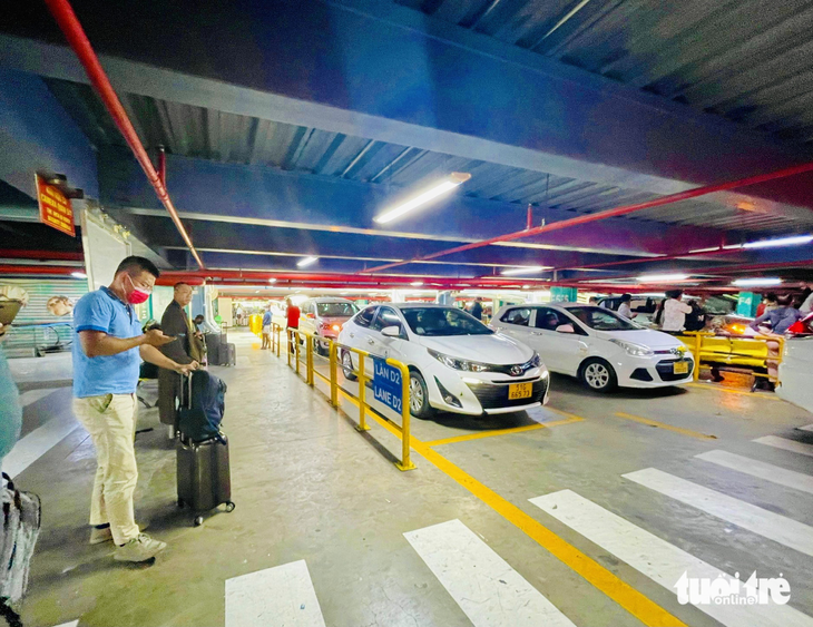 Taxi truyền thống vào sân bay Tân Sơn Nhất đón khách phải trả phí cao - Ảnh 1.