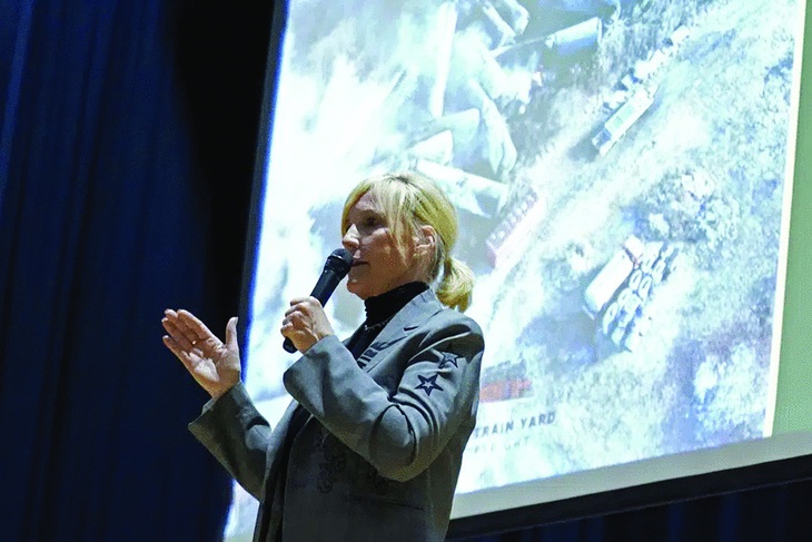 Nhà hoạt động môi trường Erin Brockovich nói chuyện với dân East Palestine ngày 24-2. Ảnh: AP