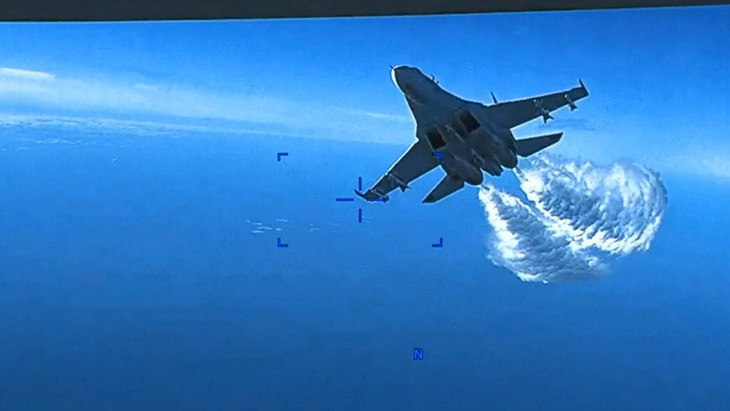 Mỹ công bố video vụ máy bay không người lái rơi trên Biển Đen - Ảnh 1.