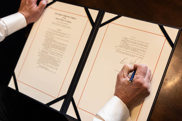 Chủ tịch Hạ viện Mỹ ký luật giải mật thông tin về nguồn gốc COVID-19 - Ảnh 1.